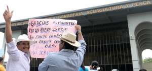 Los agricultores se autoconvocaron en los exteriores de la Direcci&oacute;n Provincial Agropecuaria, en Guayaquil. 