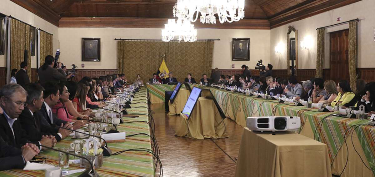 En la reuni&oacute;n con el bloque de PAIS, el Mandatario acept&oacute; incluir en consulta 3 preguntas propuestas.