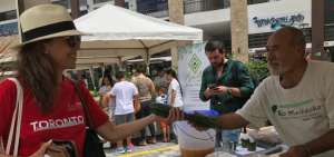 Dar&iacute;o Proa&ntilde;o vende un producto a una persona que acudi&oacute; a la Bioferia de Manta en el Centro Comercial La Quadra.