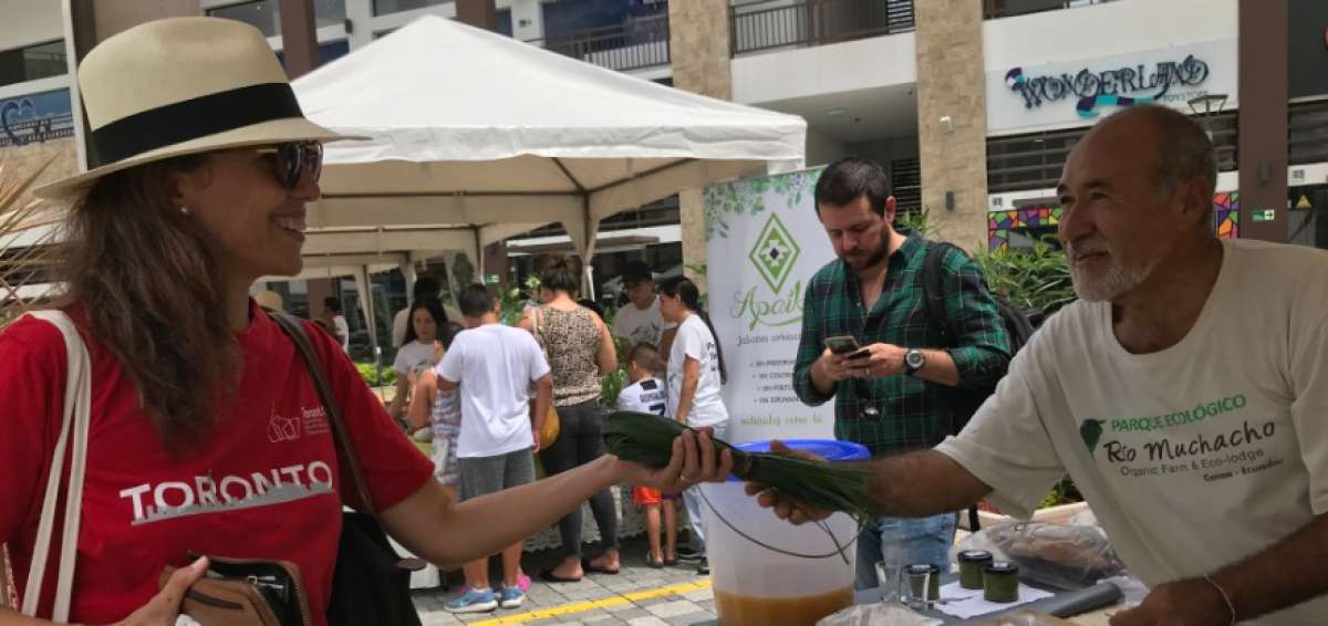 Dar&iacute;o Proa&ntilde;o vende un producto a una persona que acudi&oacute; a la Bioferia de Manta en el Centro Comercial La Quadra.