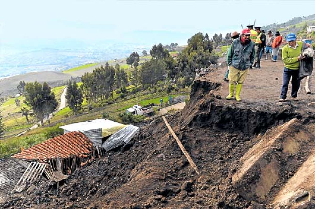 La intensidad de las precipitaciones caus&oacute; un deslave de lodo y piedras con las consecuencias dram&aacute;ticas para los lugare&ntilde;os. Foto: ROBERTO CHAVEZ |  El Tel&eacute;grafo