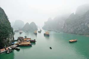 La bah&iacute;a de Ha long cuenta con 3 mil islas de piedra caliza monol&iacute;tica cubiertas de vegetaci&oacute;n, muchas de ellas encierran lagos.
