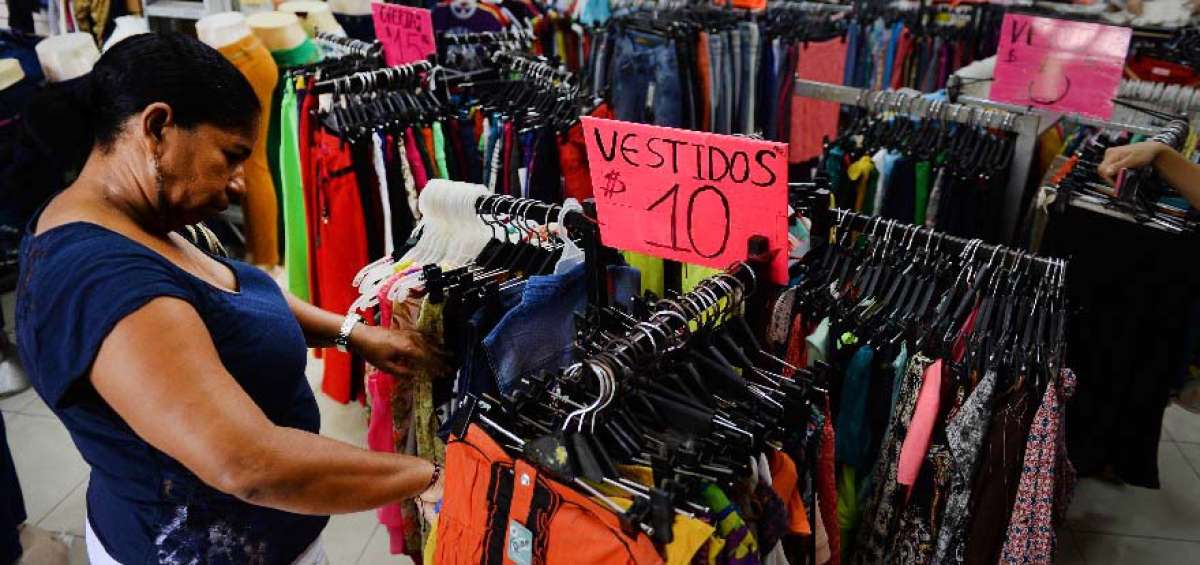 En el centro de Guayaquil, los locales de ropa tienen atractivas ofertas en mercader&iacute;a seleccionada. Los comerciantes esperan que hoy mejoren las ventas.