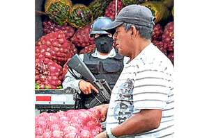 Los cangrejeros de El Oro recibieron alimentos ante la falta de trabajo