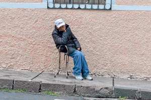 La soledad es una de las principales causas que inciden en las adicciones de los adultos mayores, especialmente el consumo de bebidas alcoh&oacute;licas. A la soledad, por lo general, le acompa&ntilde;a la depresi&oacute;n. Foto: Archivo.