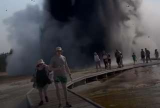 El hecho provocó que varios turistas tengan que ser puestos a buen recaudo por los guardabosque de Yellowstone.