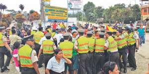 En Abd&oacute;n Calder&oacute;n, los habitantes se enfrentaron cuando la maquinaria del cant&oacute;n Balao lleg&oacute; al sitio. Foto: Cortes&iacute;a