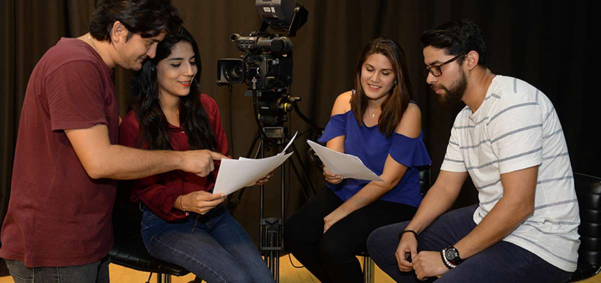 Christopher Guerrero (lila) es director de Sue&ntilde;os del Chota; Mar&iacute;a Garc&iacute;a y Carlos Bravo, productora y director de Ser Conchero, y Carla Soria, productora de Los viejos y el mar.