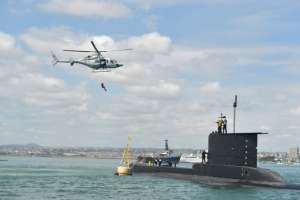 Momentos en que la Armada realiza ejercicios de rescate en el mar.