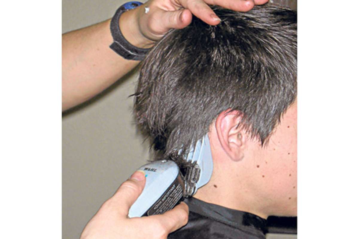Brigada llev&oacute; cortes de cabello gratuitos a Manzano