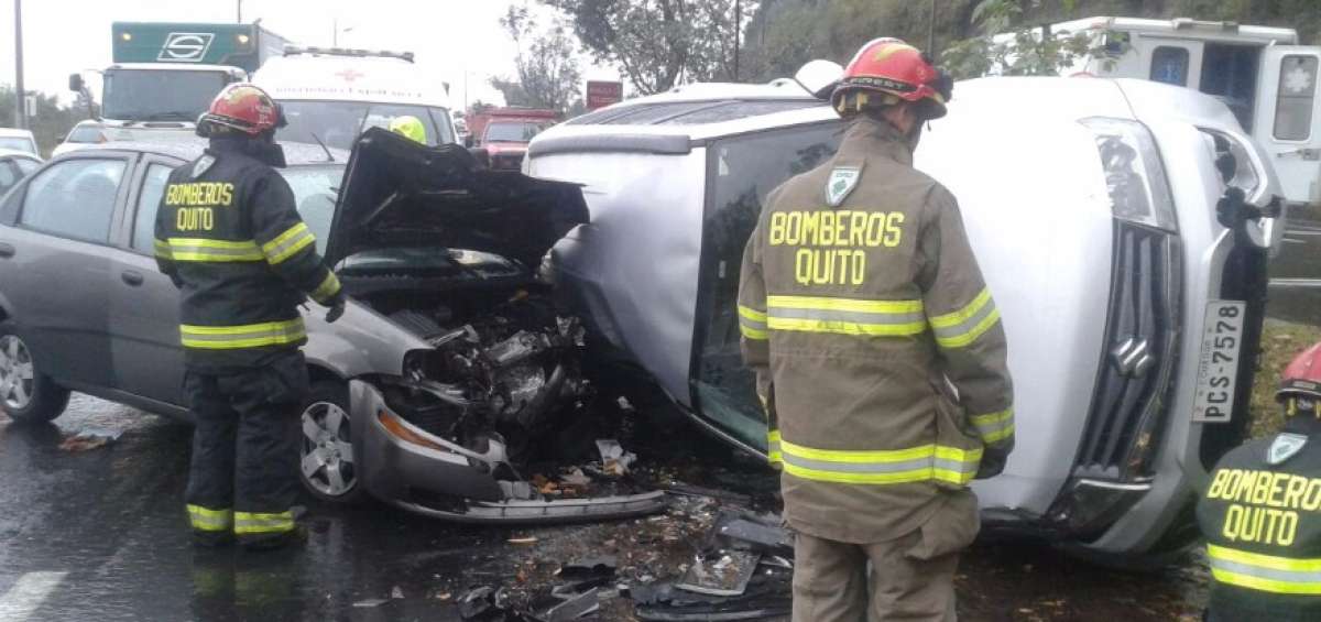 Dos accidentes de tr&aacute;nsito cierran la av. Sim&oacute;n Bol&iacute;var sentido S-N