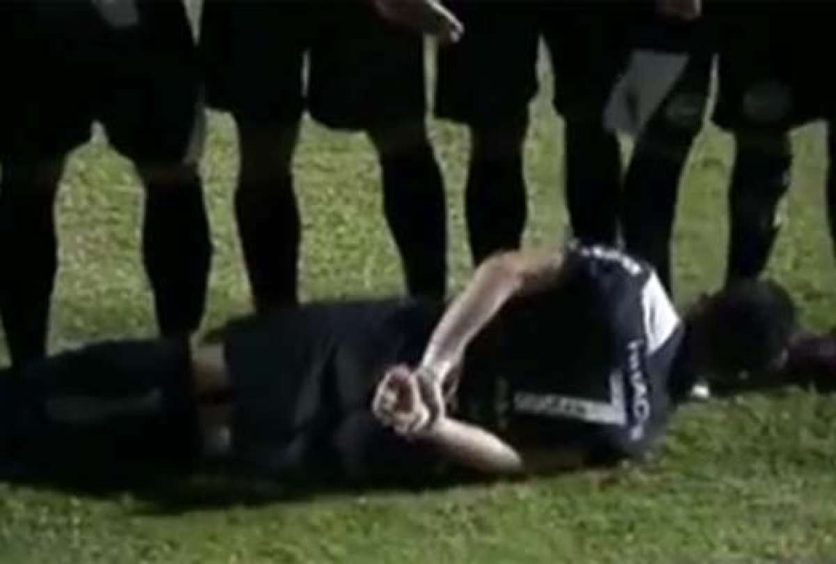 Acostaron un jugador en el piso y les marcan por encima de la barrera (VIDEO)