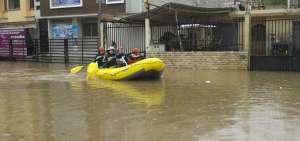 Ciudadanos son evacuados de sus viviendas  por personal del Cuerpo de Bomberos de Gualaceo.