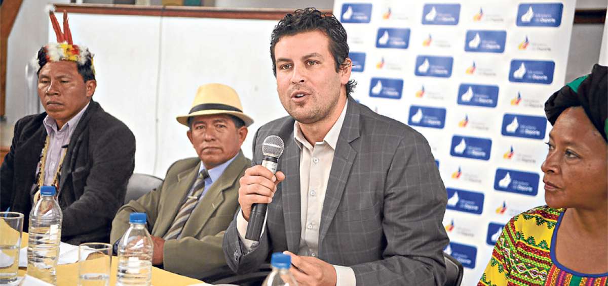 El ministro del Deporte, Xavier Enderica (centro), y representantes de varias etnias participaron en la presentaci&oacute;n del torneo.