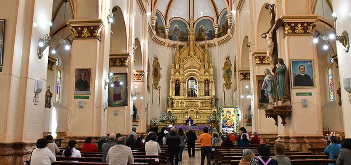 Cuenca conmemor&oacute; sus fiestas de fundaci&oacute;n con una eucarist&iacute;a. Tambi&eacute;n hubo sesi&oacute;n solemne y desfile. Los turistas aprovecharon para visitar la urbe.
