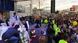 La marcha estuvo encabezada por la imagen de la Virgen del Rosario de Ba&ntilde;os de Agua Santa. Foto: Roberto Ch&aacute;vez / El Tel&eacute;grafo 