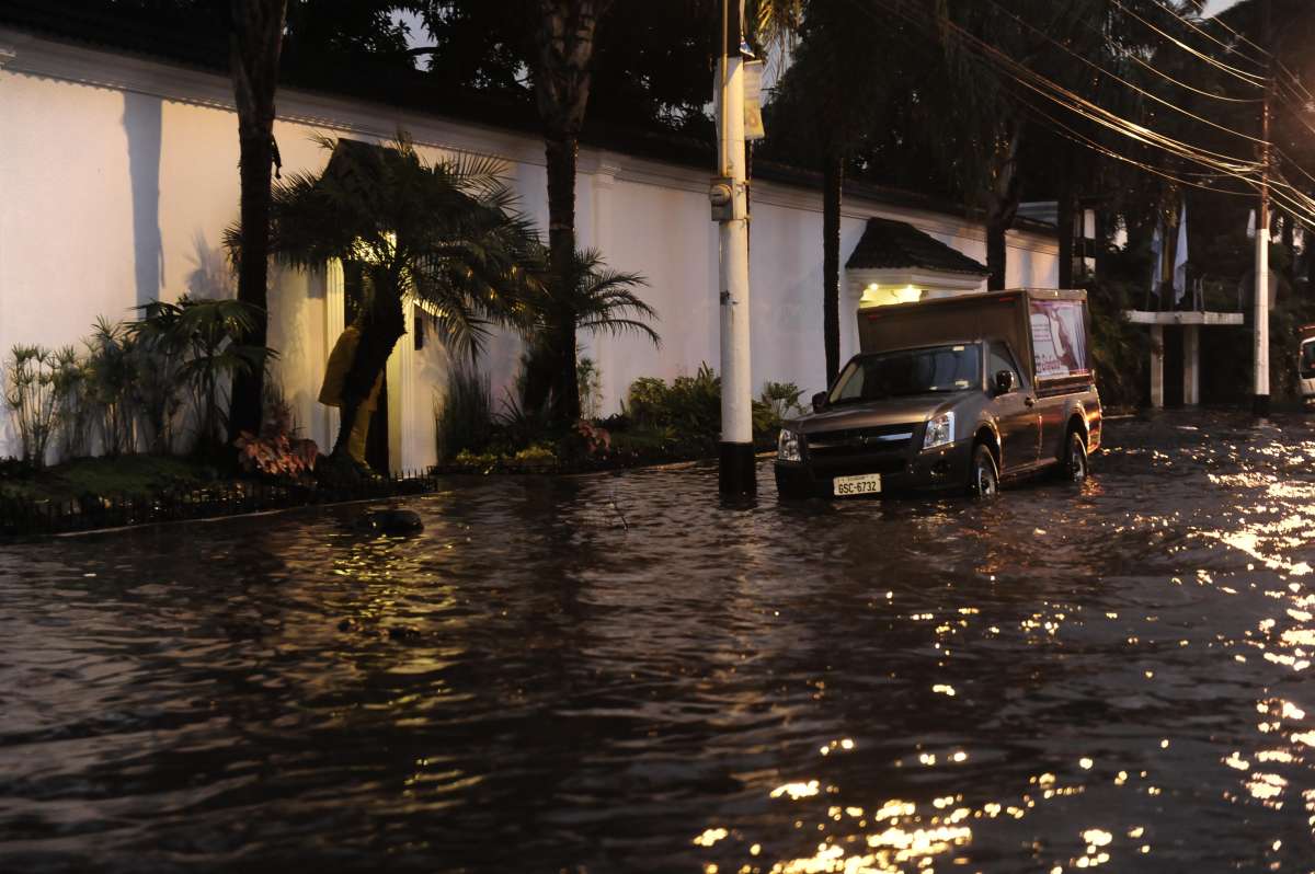 En Urdesa las calles se inundaron r&aacute;pidamente. Foto: Miguel Castro / El Tel&eacute;grafo
